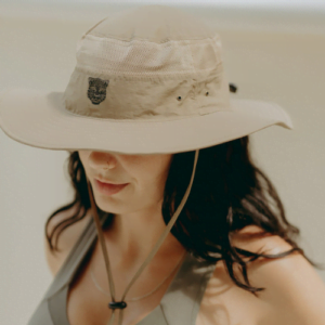 sombrero color khaki de plastico reciclado de namubak