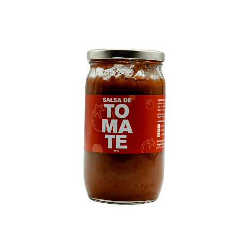 Foto de una salsa de tomate en vidrio de la marca tierra viva en un fondo blanco