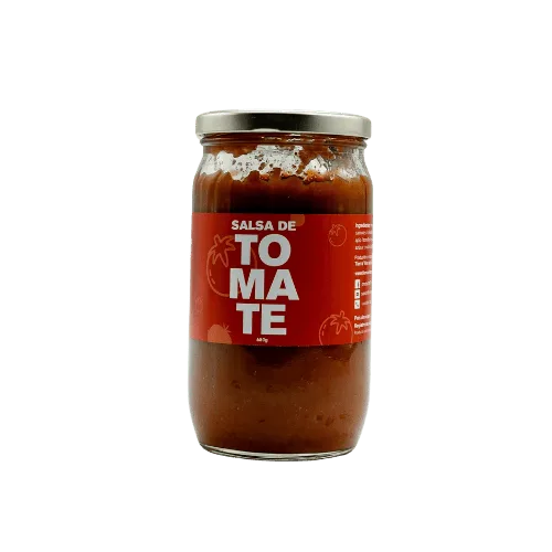 Foto de una salsa de tomate en vidrio de la marca tierra viva en un fondo blanco